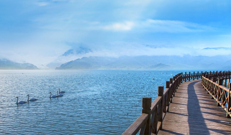 栈道与湖泊
